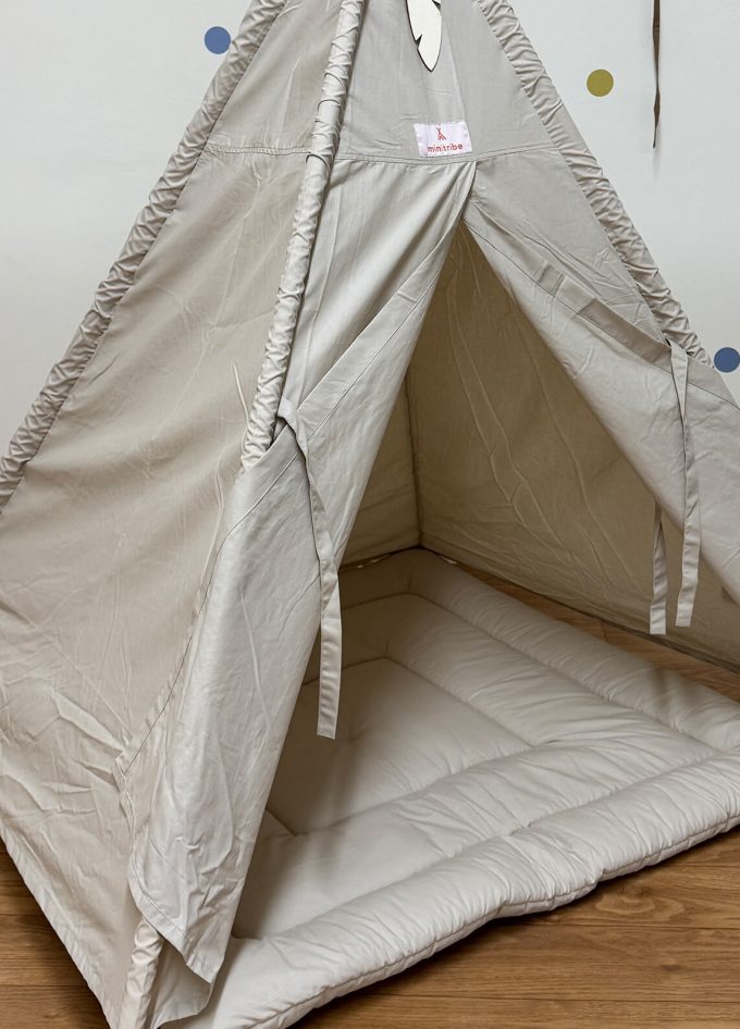 tente tipi avec tapis beige desert