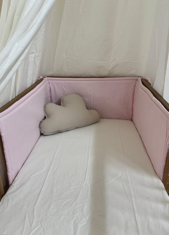 Tour de lit bébé rose